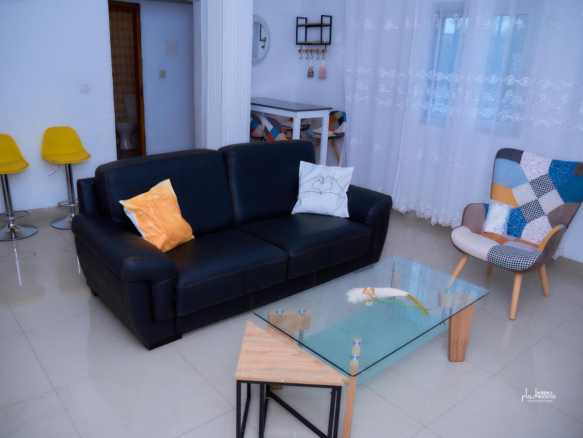 Naiveli-Palm Appartement Meuble Sobre Et Chic Douala Exterior photo