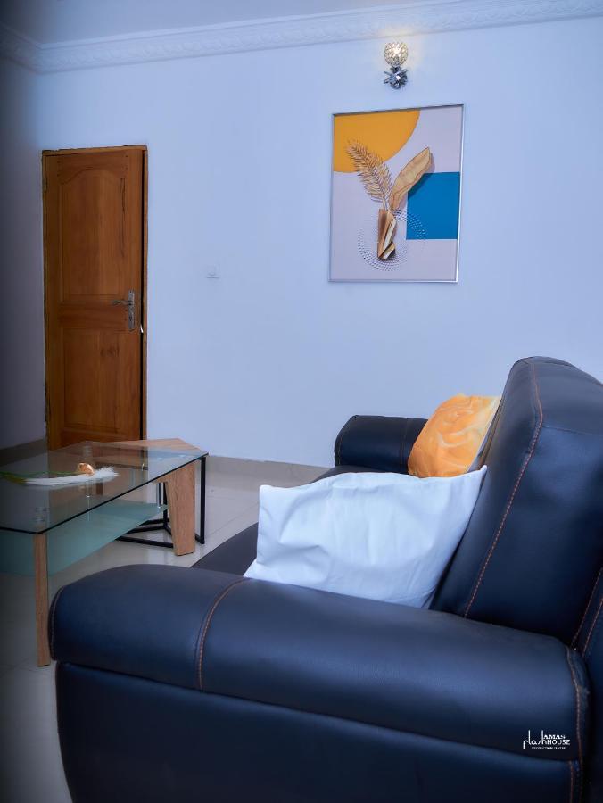 Naiveli-Palm Appartement Meuble Sobre Et Chic Douala Exterior photo