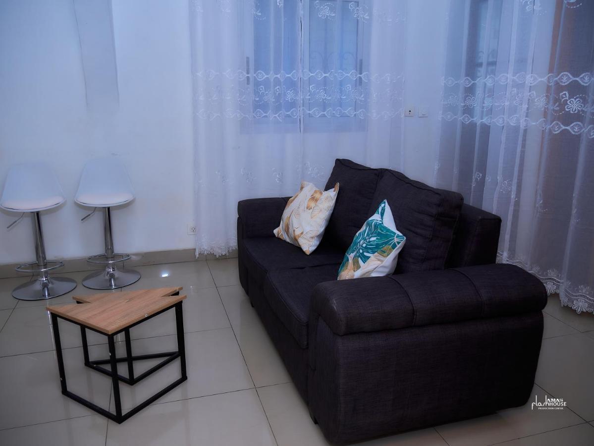 Naiveli-Palm Appartement Meuble Sobre Et Chic Douala Exterior photo