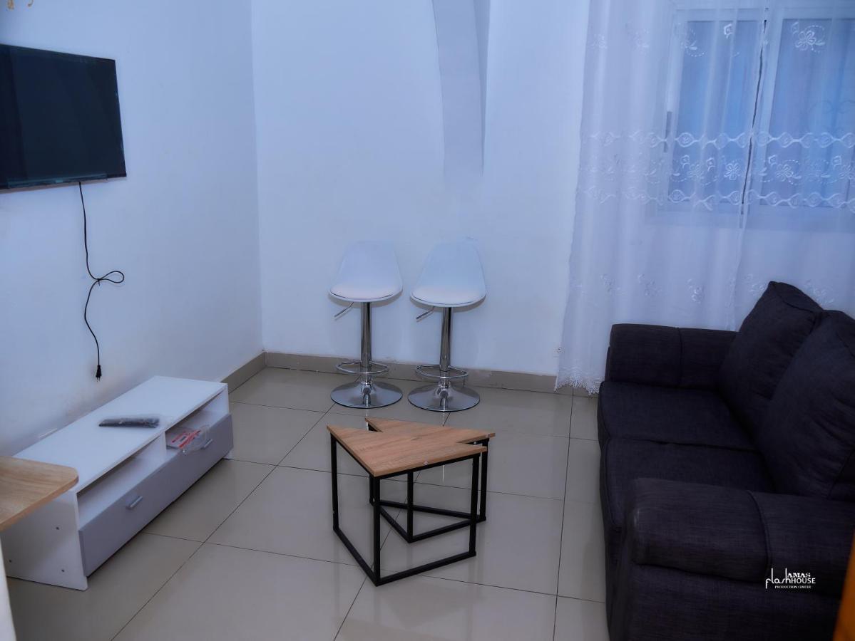 Naiveli-Palm Appartement Meuble Sobre Et Chic Douala Exterior photo