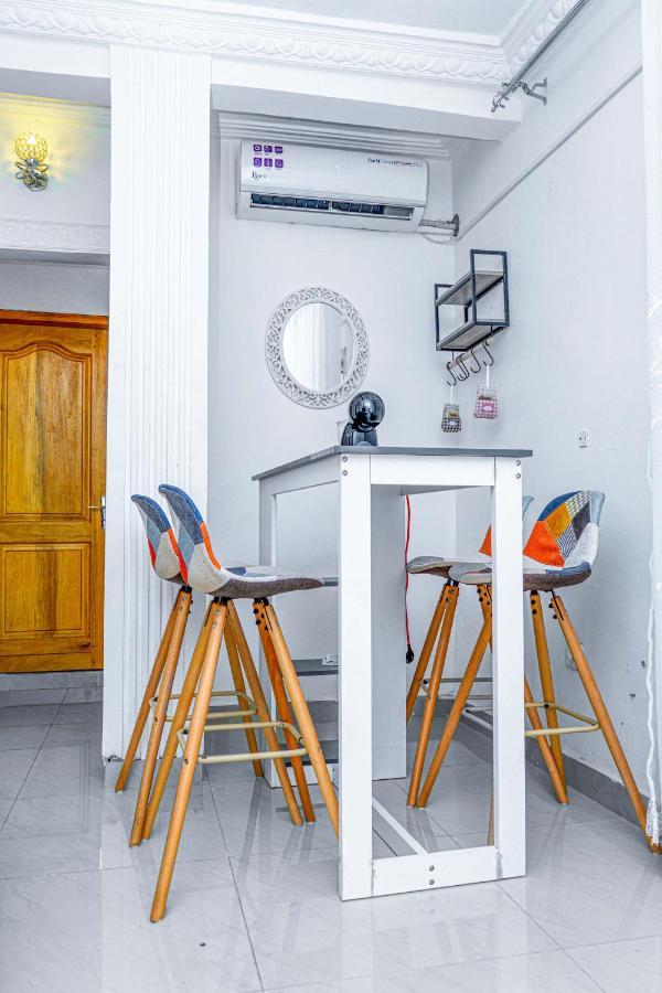 Naiveli-Palm Appartement Meuble Sobre Et Chic Douala Exterior photo