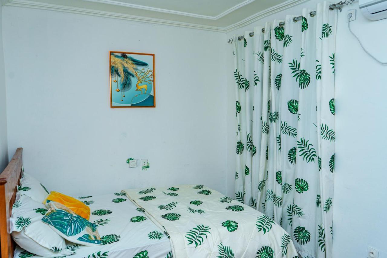 Naiveli-Palm Appartement Meuble Sobre Et Chic Douala Exterior photo