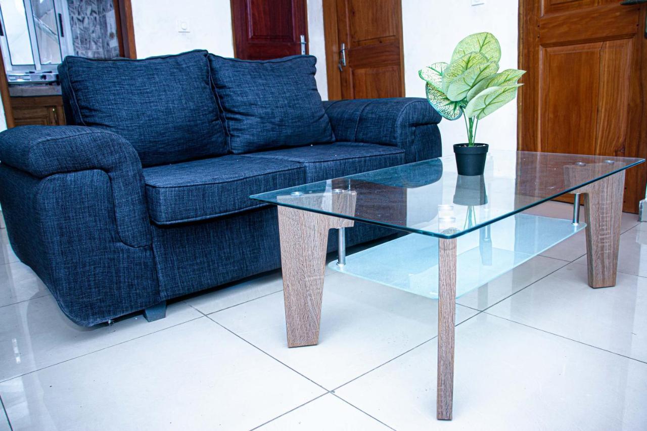 Naiveli-Palm Appartement Meuble Sobre Et Chic Douala Exterior photo