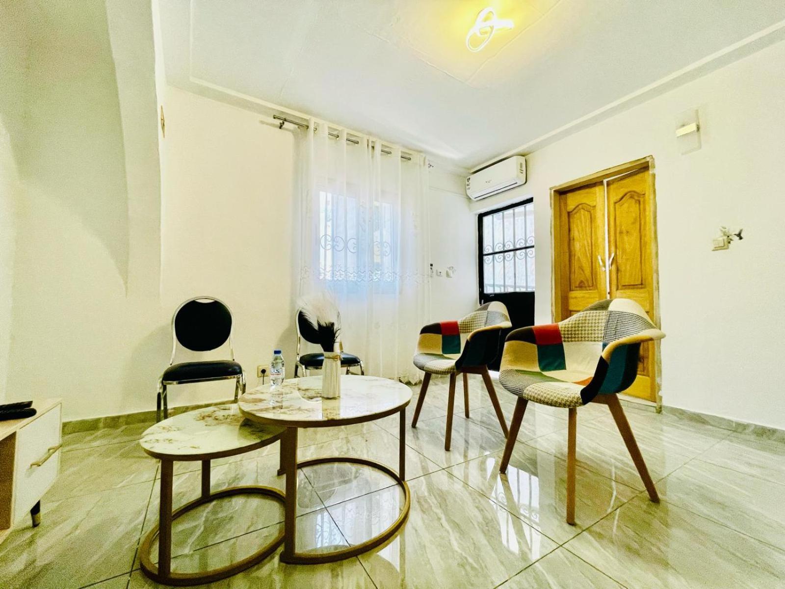 Naiveli-Palm Appartement Meuble Sobre Et Chic Douala Exterior photo