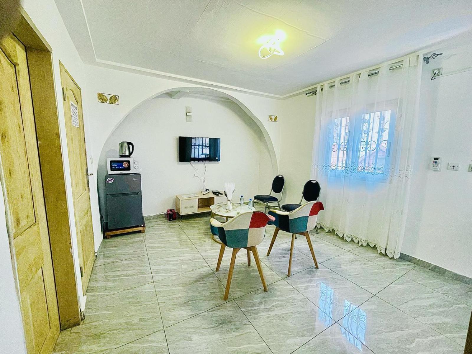 Naiveli-Palm Appartement Meuble Sobre Et Chic Douala Exterior photo
